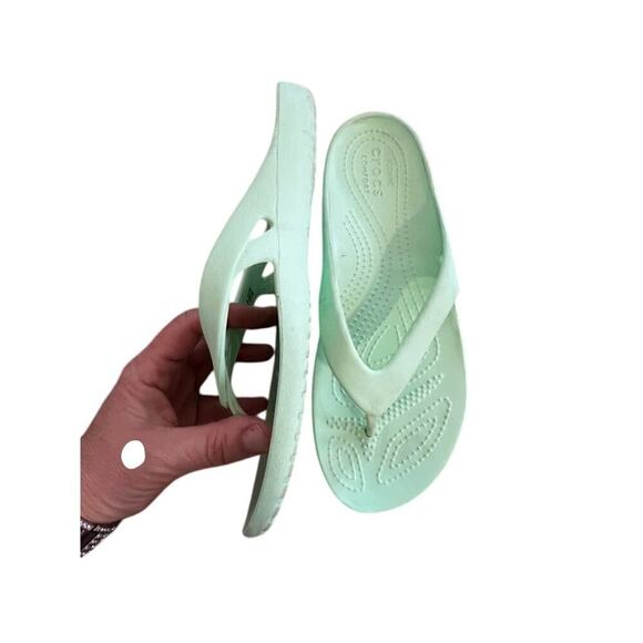 Light green pastel Crocs sz 7 flip flop comfy walking shoes feminine cozy summer - Picture 3 of 6